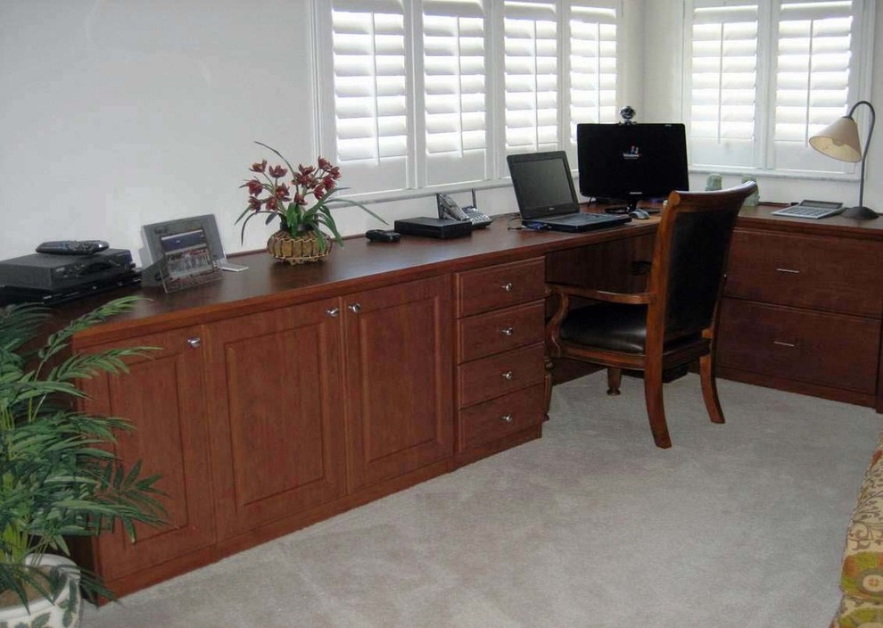 Example of a classic home office design in Tampa