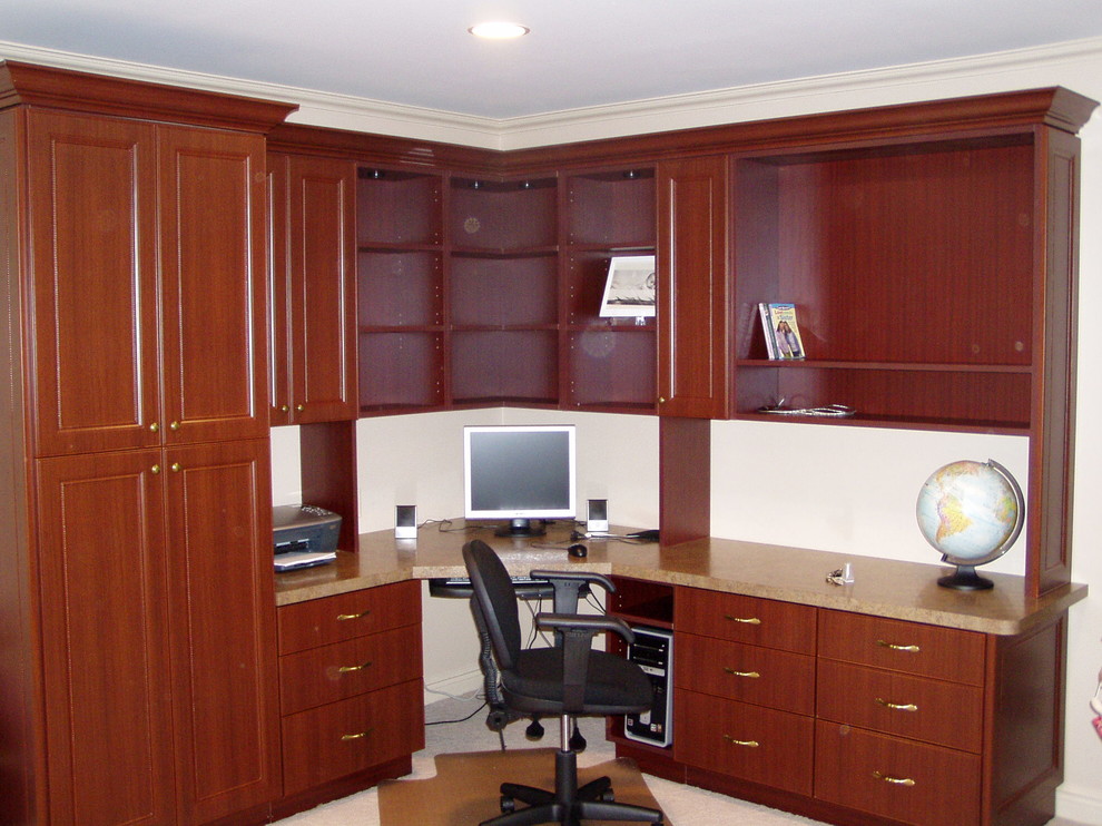 Modelo de despacho tradicional grande sin chimenea con moqueta, escritorio empotrado, paredes blancas y suelo beige