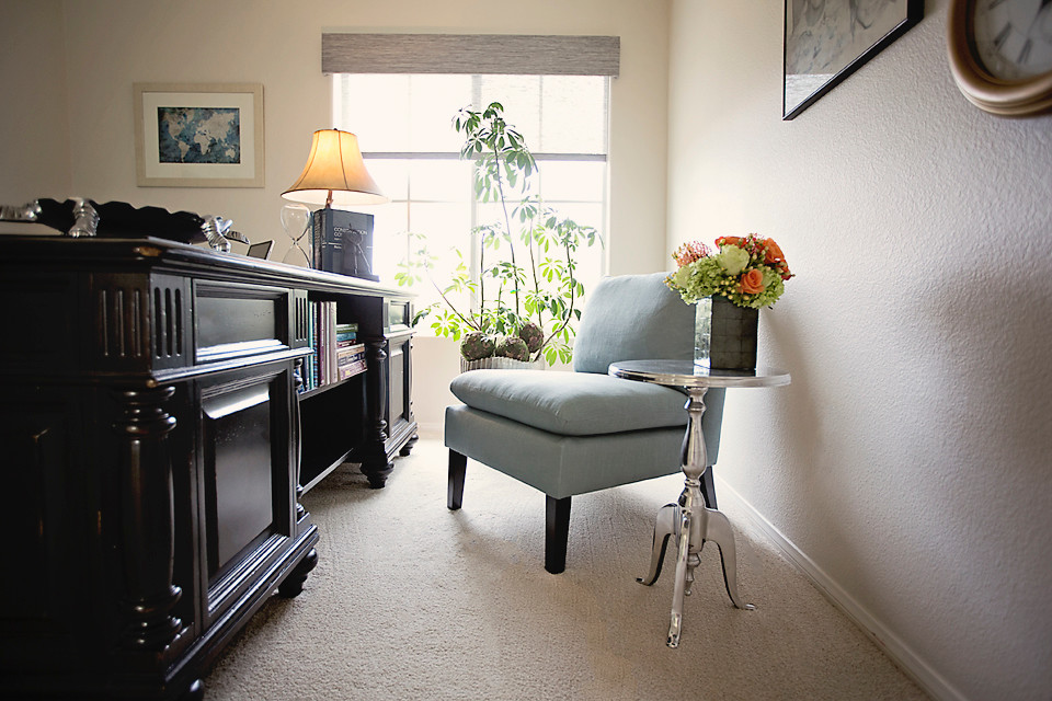 Exempel på ett mellanstort eklektiskt arbetsrum, med beige väggar, heltäckningsmatta, ett fristående skrivbord och beiget golv