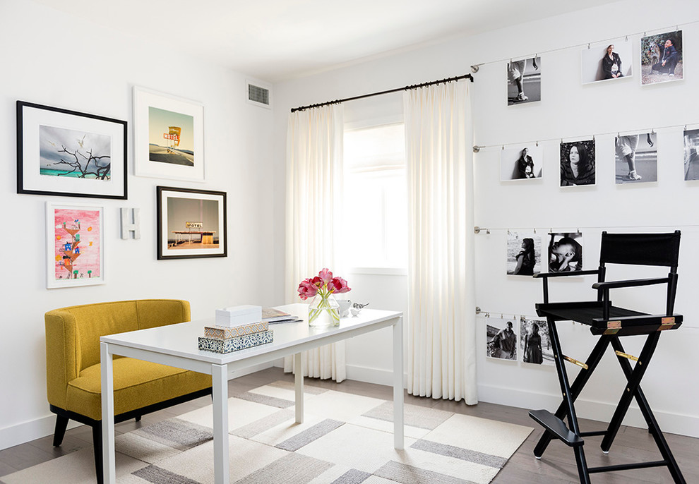 Inspiration för mellanstora klassiska hemmastudior, med vita väggar, mellanmörkt trägolv och ett inbyggt skrivbord