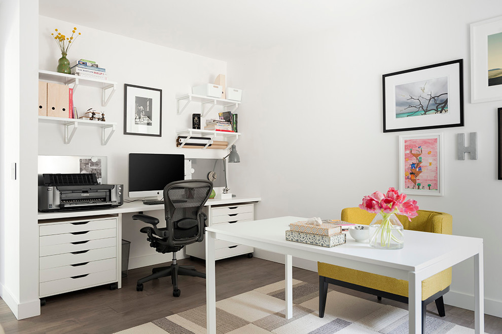 ロサンゼルスにある高級な中くらいなトランジショナルスタイルのおしゃれなホームオフィス・書斎 (白い壁、無垢フローリング、造り付け机) の写真