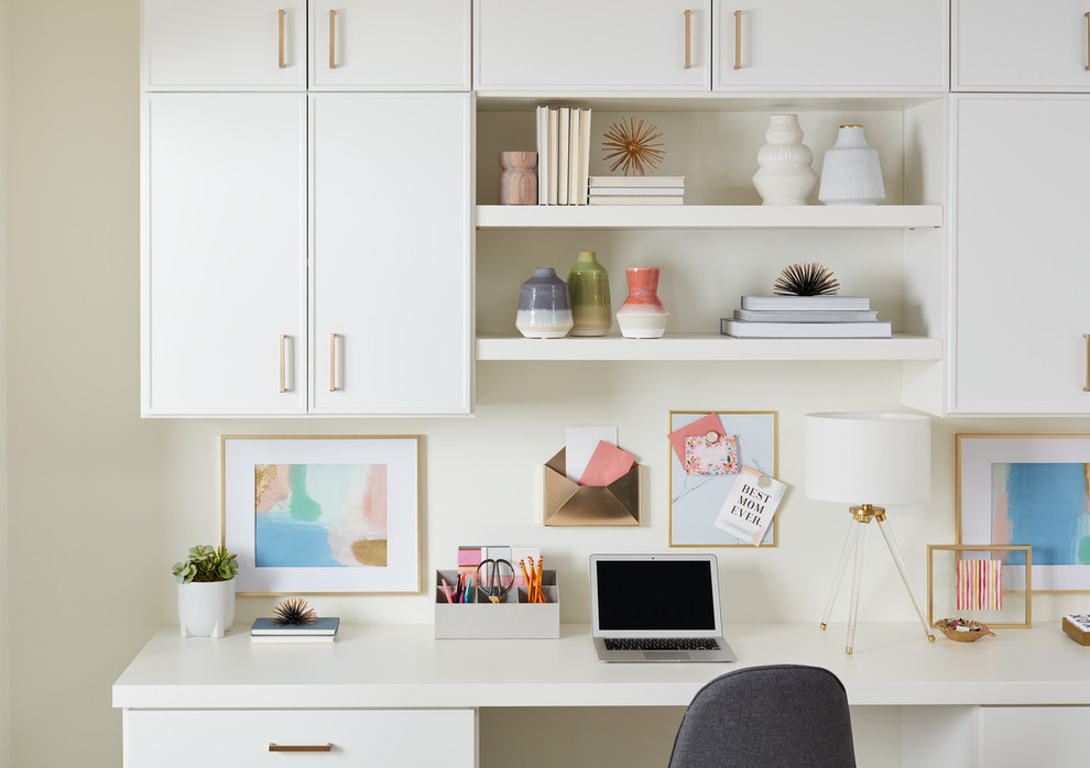 Inspiration för klassiska arbetsrum, med beige väggar och ett inbyggt skrivbord