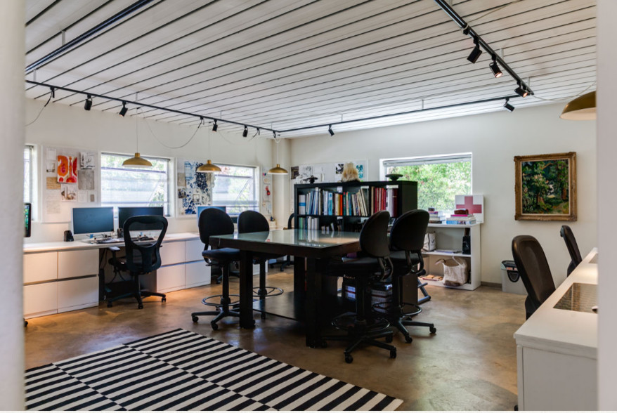 Idéer för att renovera ett mellanstort funkis hobbyrum, med vita väggar, betonggolv, ett inbyggt skrivbord och grått golv