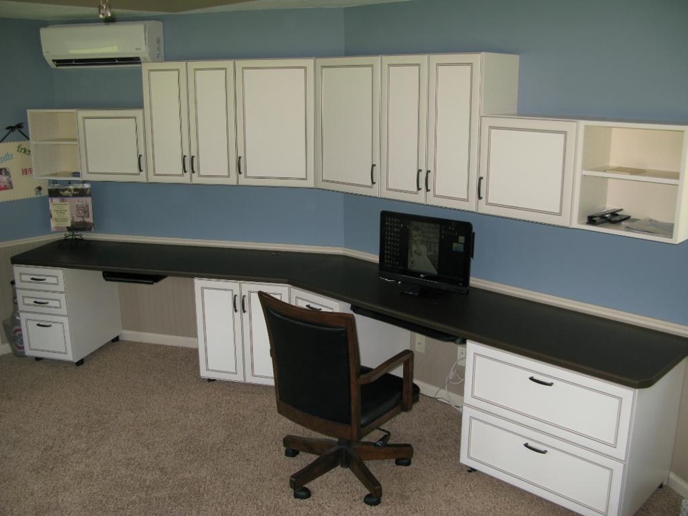 Cette photo montre un bureau atelier tendance de taille moyenne avec un mur bleu et un bureau intégré.