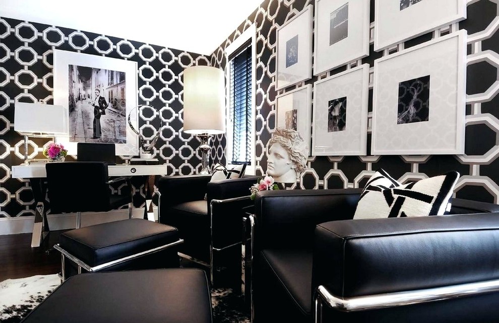 Mittelgroßes Modernes Arbeitszimmer mit Arbeitsplatz, schwarzer Wandfarbe, Bambusparkett, freistehendem Schreibtisch und braunem Boden in Los Angeles