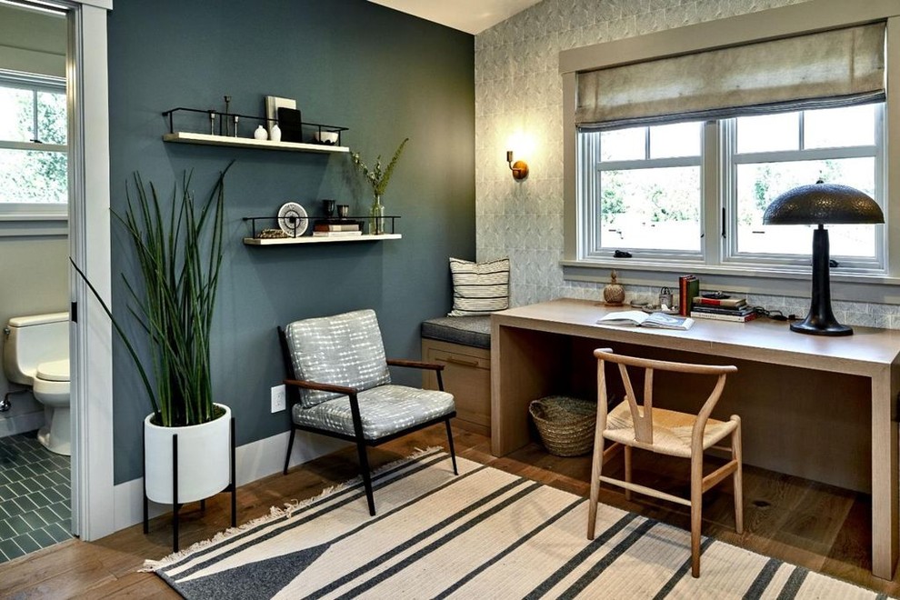 Inspiration pour un bureau traditionnel avec un mur bleu, un sol en bois brun, aucune cheminée, un bureau intégré et un sol marron.