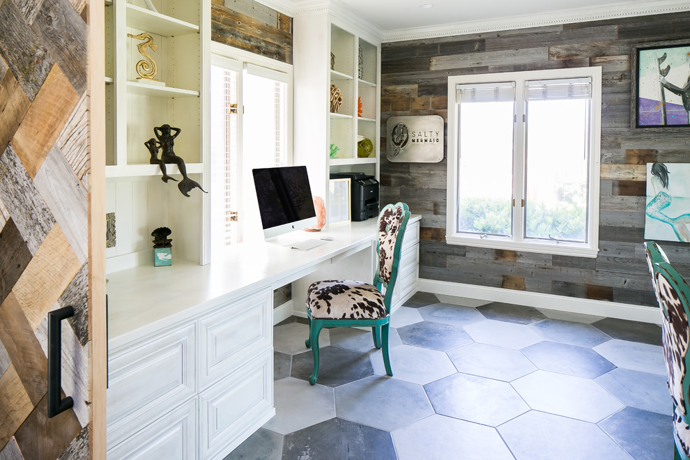 Foto di un ufficio stile marino di medie dimensioni con pareti grigie, pavimento in ardesia, nessun camino, scrivania incassata e pavimento grigio
