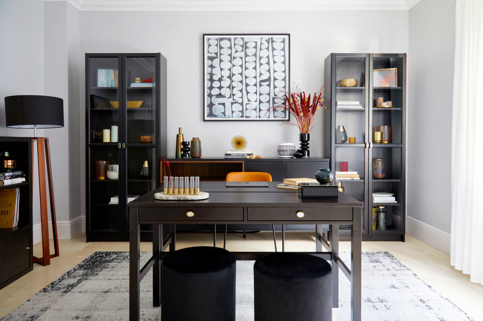 Diseño de despacho actual de tamaño medio con paredes grises y escritorio independiente