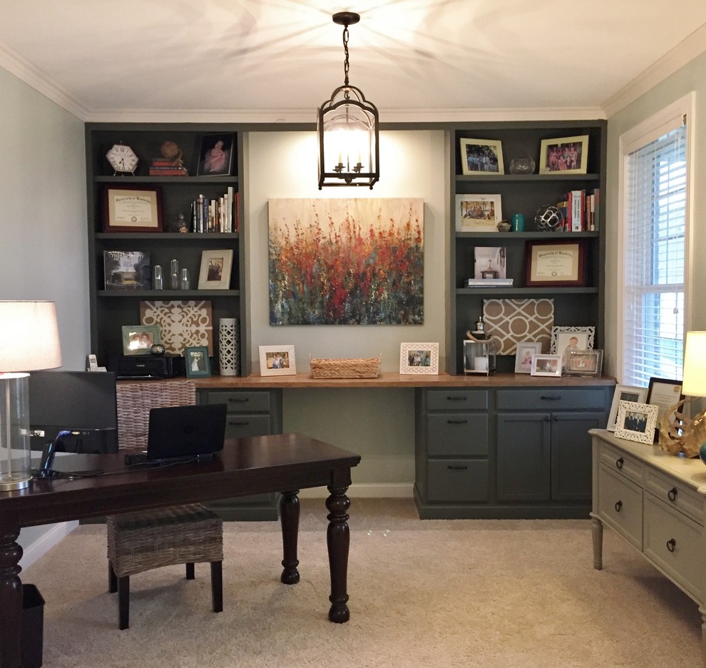 インディアナポリスにあるお手頃価格の中くらいなトラディショナルスタイルのおしゃれなホームオフィス・書斎 (グレーの壁、カーペット敷き、自立型机、ベージュの床) の写真