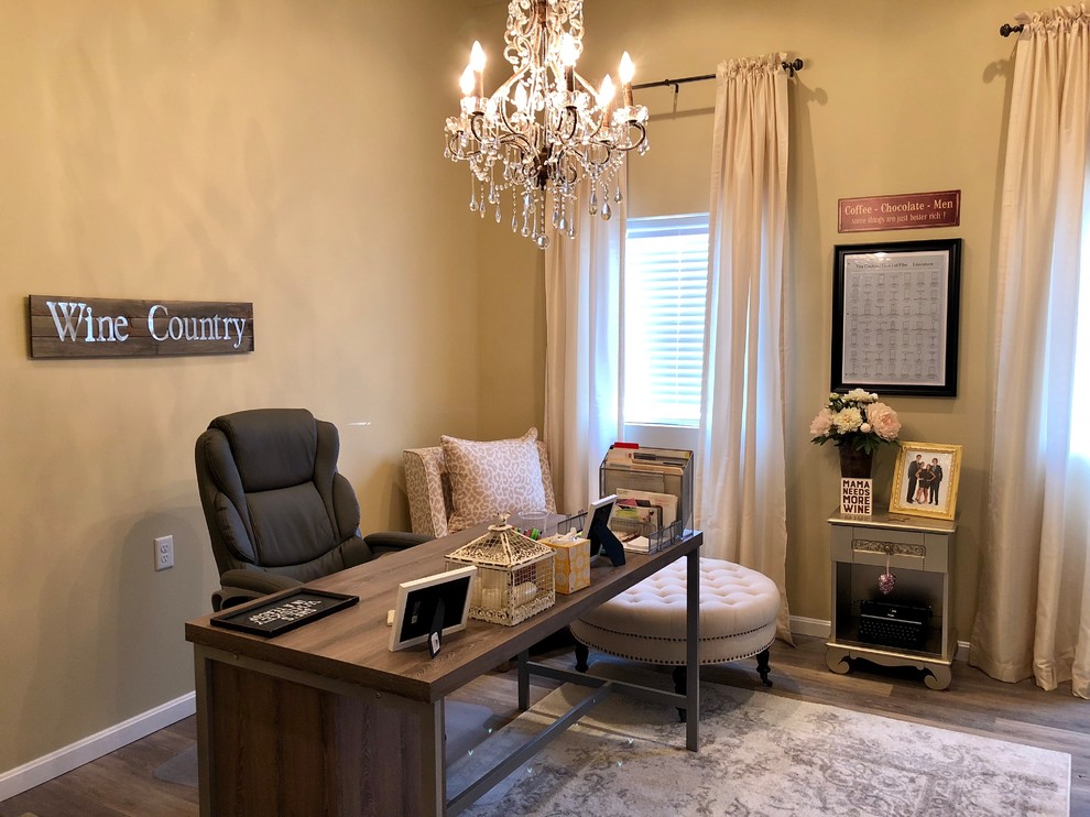 Cette photo montre un bureau chic de taille moyenne avec un mur beige, sol en stratifié, un bureau indépendant et un sol gris.