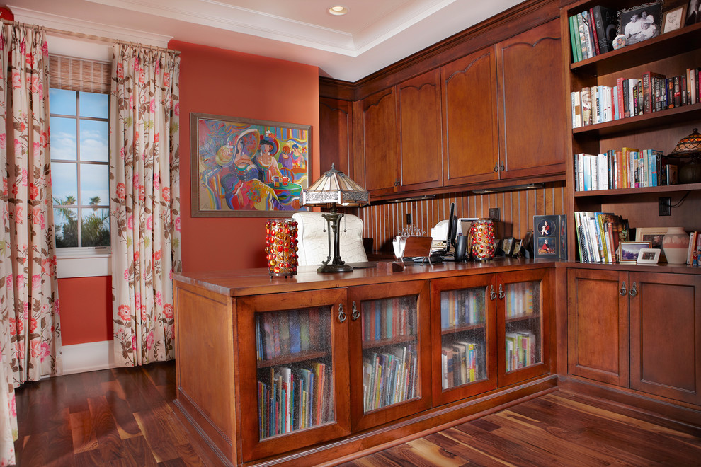 Foto de despacho tradicional de tamaño medio sin chimenea con paredes marrones, suelo de madera oscura, escritorio independiente y suelo marrón
