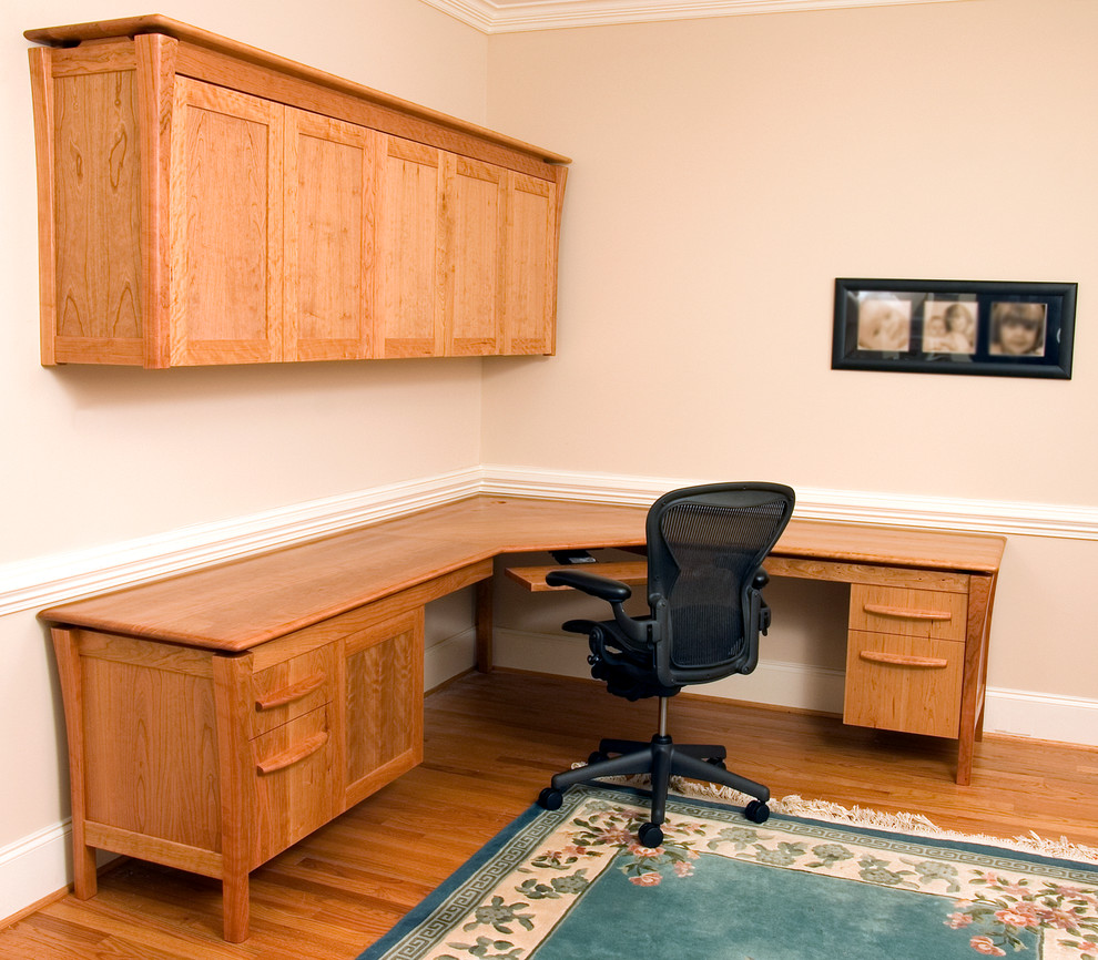 Idées déco pour un bureau contemporain de taille moyenne avec un mur beige, parquet clair et un bureau indépendant.