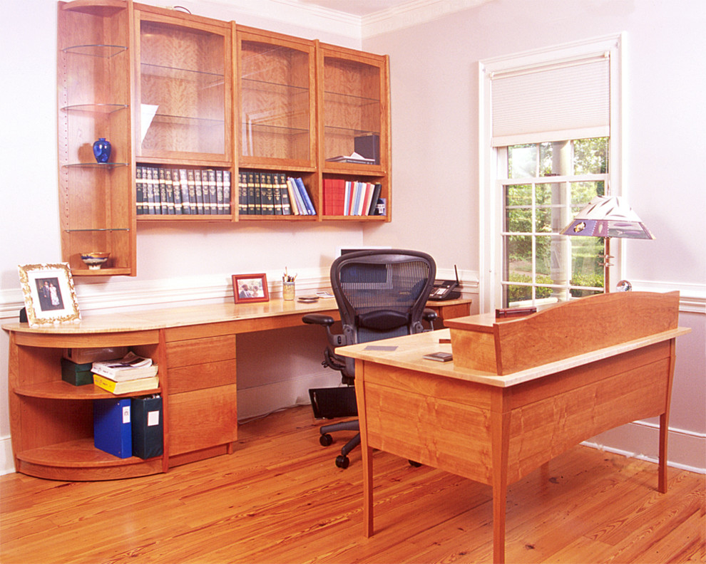 Aménagement d'un bureau contemporain de taille moyenne avec un mur beige, parquet clair et un bureau indépendant.