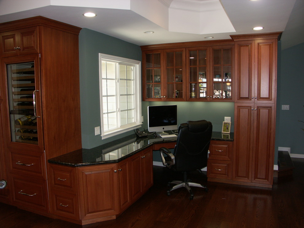 Foto di un ufficio classico di medie dimensioni con pareti blu, parquet scuro, nessun camino e scrivania incassata