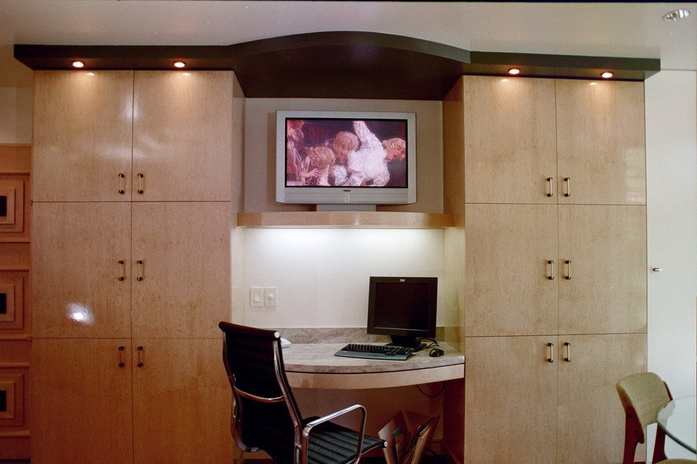 На фото: рабочее место среднего размера в стиле модернизм с белыми стенами и встроенным рабочим столом