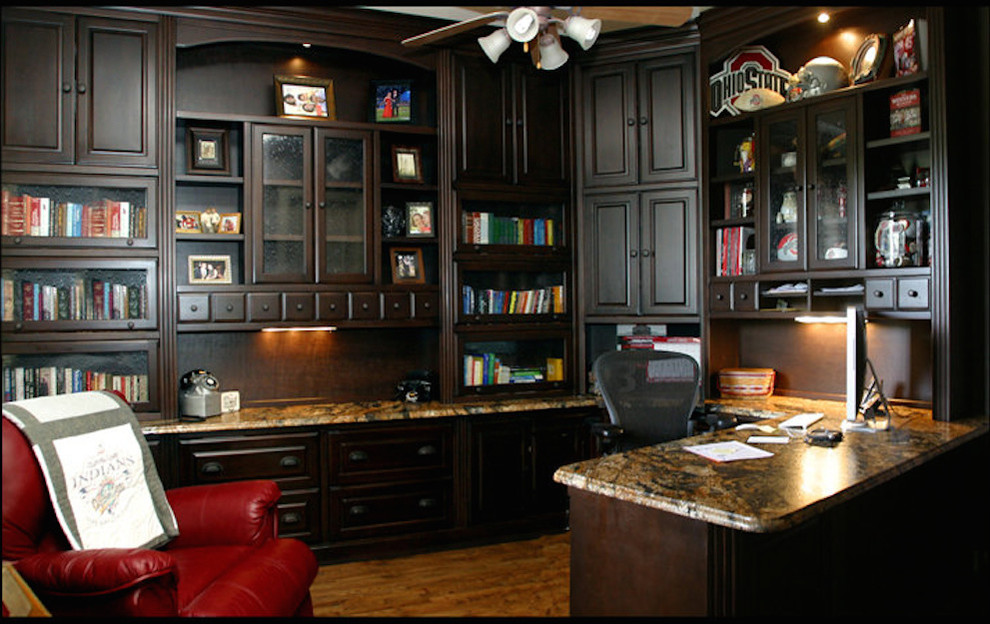 Idée de décoration pour un bureau tradition avec un sol en bois brun et un bureau intégré.