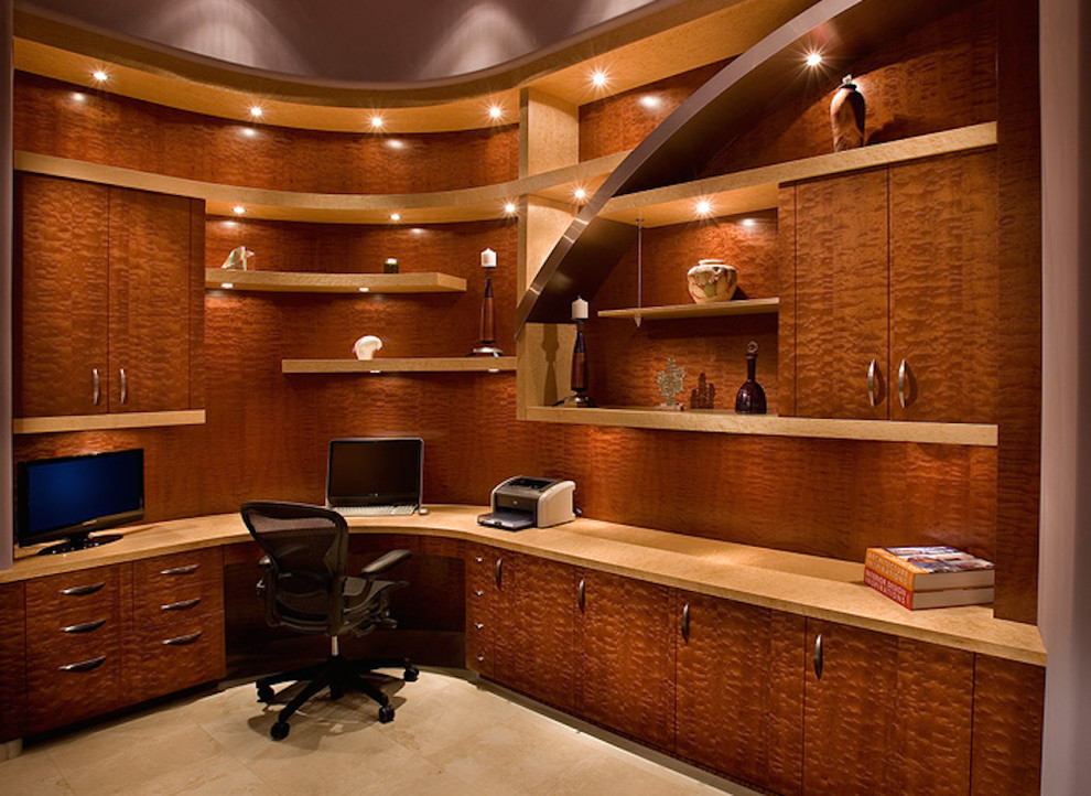 Imagen de despacho moderno con paredes marrones y escritorio empotrado