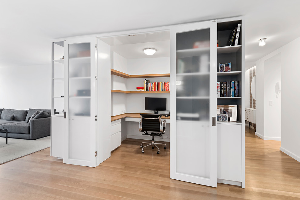 Exemple d'un petit bureau moderne avec un mur blanc, parquet clair, un bureau intégré et aucune cheminée.