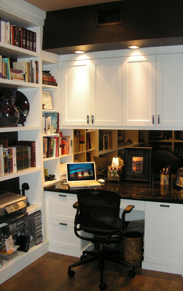 Esempio di un piccolo ufficio chic con pareti marroni, pavimento in sughero, nessun camino, scrivania incassata e pavimento marrone