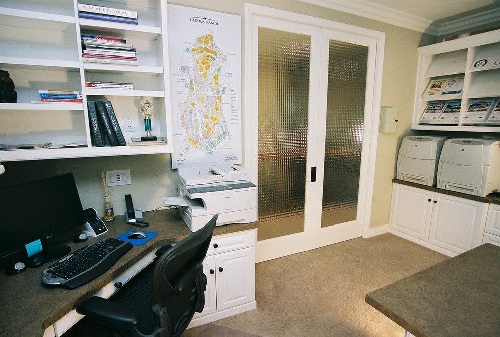 Mittelgroßes Klassisches Arbeitszimmer mit Studio, beiger Wandfarbe, Teppichboden und Einbau-Schreibtisch in Orange County