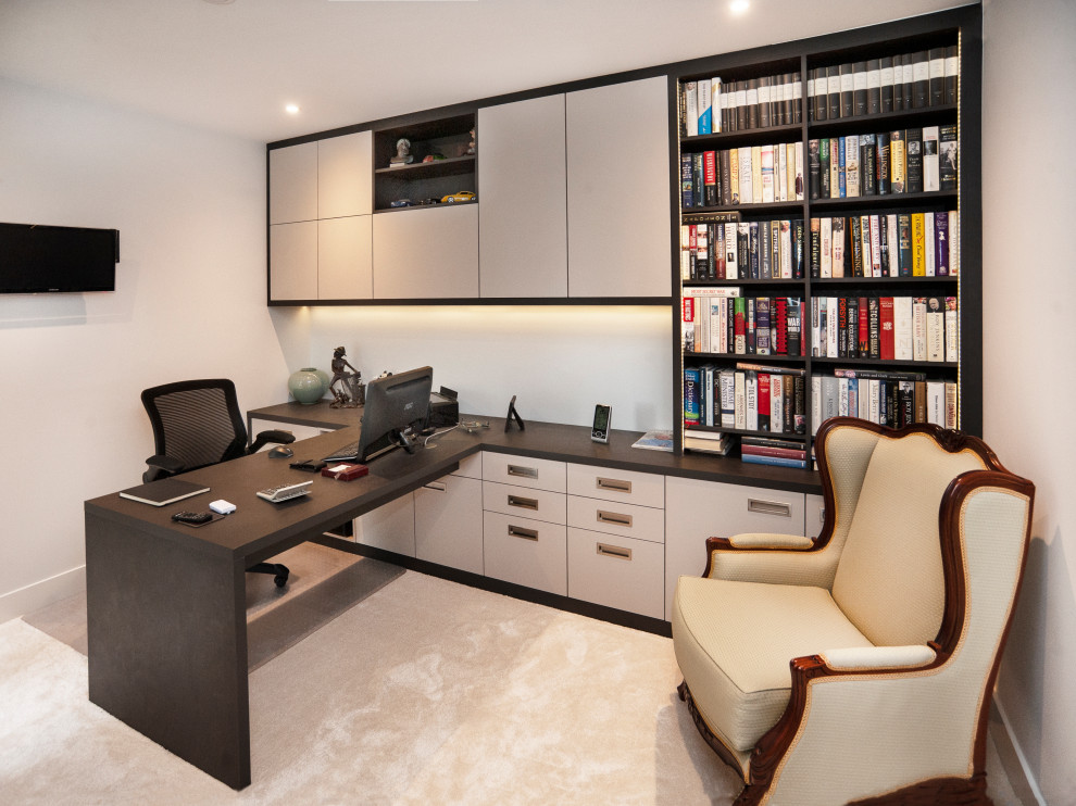 Idée de décoration pour un bureau minimaliste de taille moyenne avec un mur blanc, moquette, un bureau intégré et un sol beige.