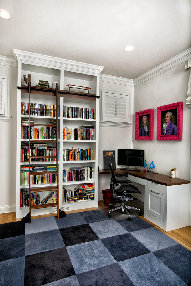 Источник вдохновения для домашнего уюта: домашняя библиотека в стиле неоклассика (современная классика) с белыми стенами, светлым паркетным полом, встроенным рабочим столом и желтым полом