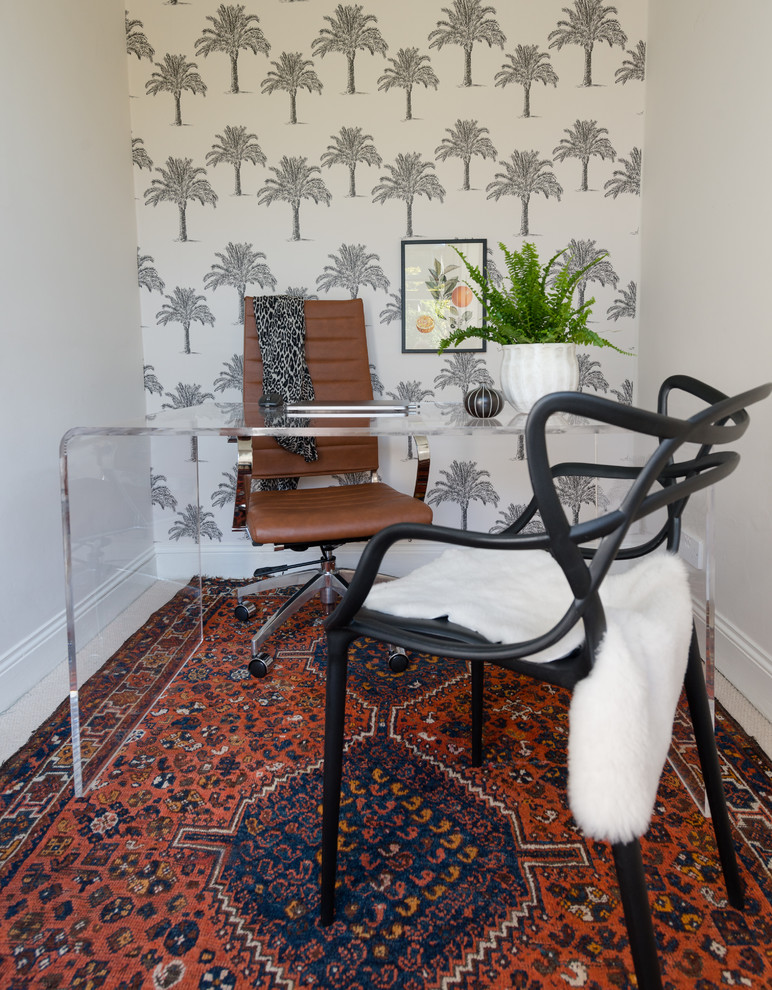 Exemple d'un petit bureau éclectique de type studio avec un mur gris, moquette, aucune cheminée, un bureau indépendant et un sol multicolore.