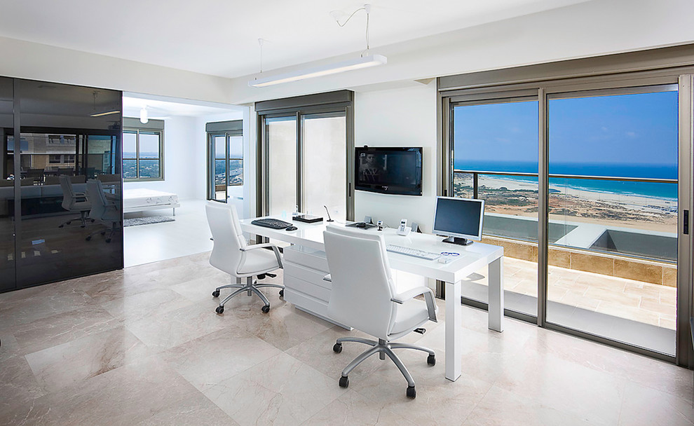 Diseño de despacho actual con paredes blancas y escritorio independiente