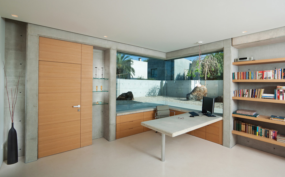 Свежая идея для дизайна: кабинет в стиле модернизм с встроенным рабочим столом - отличное фото интерьера