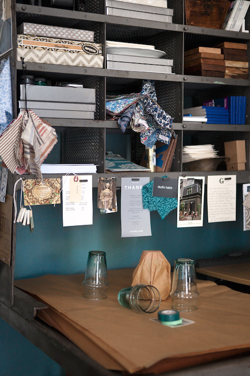 Imagen de estudio ecléctico de tamaño medio con paredes azules y escritorio independiente