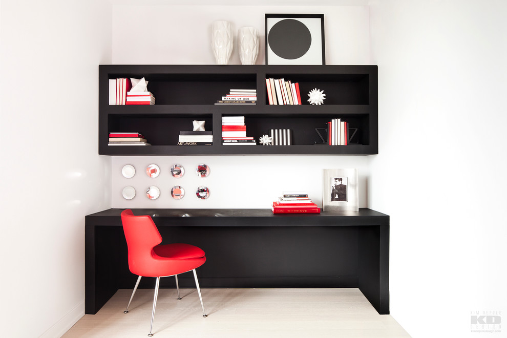 Kleines Modernes Arbeitszimmer ohne Kamin mit Arbeitsplatz, weißer Wandfarbe, hellem Holzboden und Einbau-Schreibtisch in New York