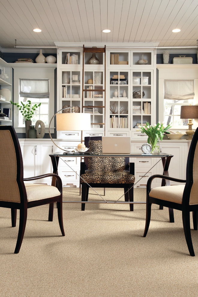 Стильный дизайн: рабочее место в современном стиле с ковровым покрытием и отдельно стоящим рабочим столом - последний тренд
