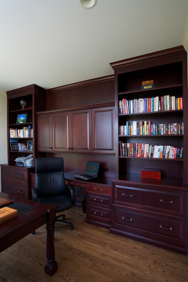 Idées déco pour un grand bureau classique avec un mur blanc, un sol en bois brun et un bureau indépendant.
