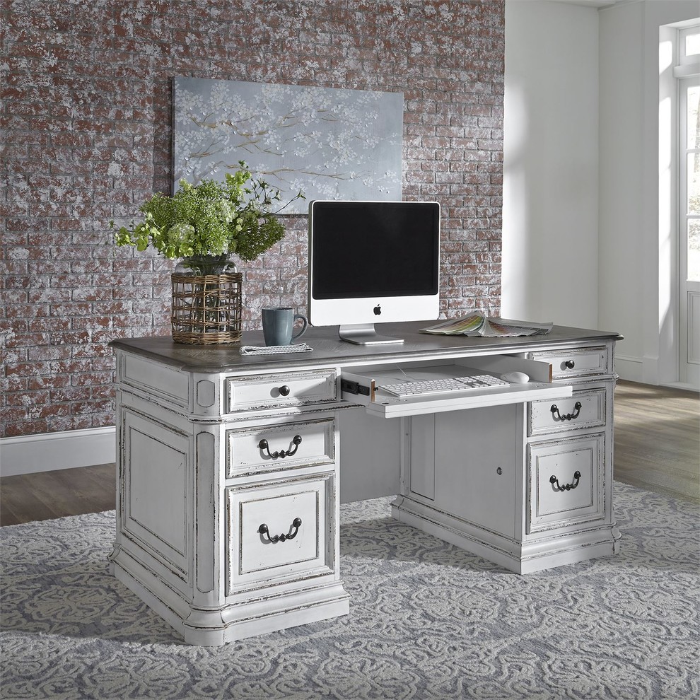 Idee per un ampio studio classico con pareti bianche, pavimento in legno massello medio, scrivania autoportante e pavimento marrone