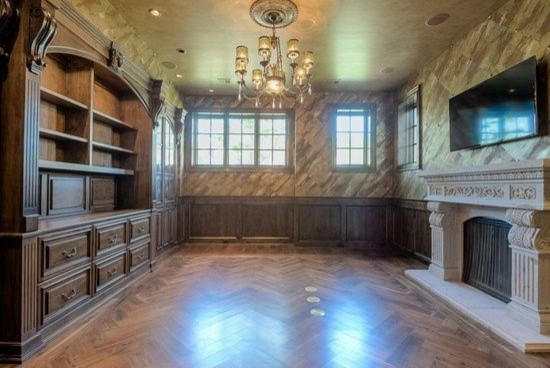 Geräumiges Klassisches Nähzimmer ohne Kamin mit beiger Wandfarbe, braunem Holzboden und Einbau-Schreibtisch in Phoenix