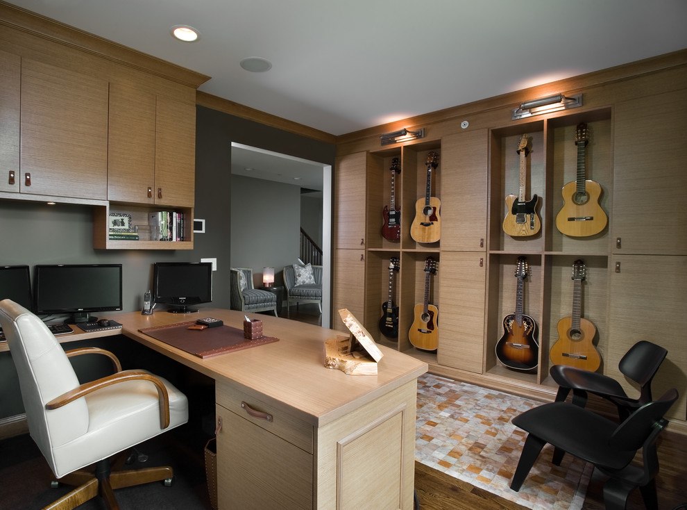 Idéer för ett modernt arbetsrum, med ett inbyggt skrivbord och grå väggar