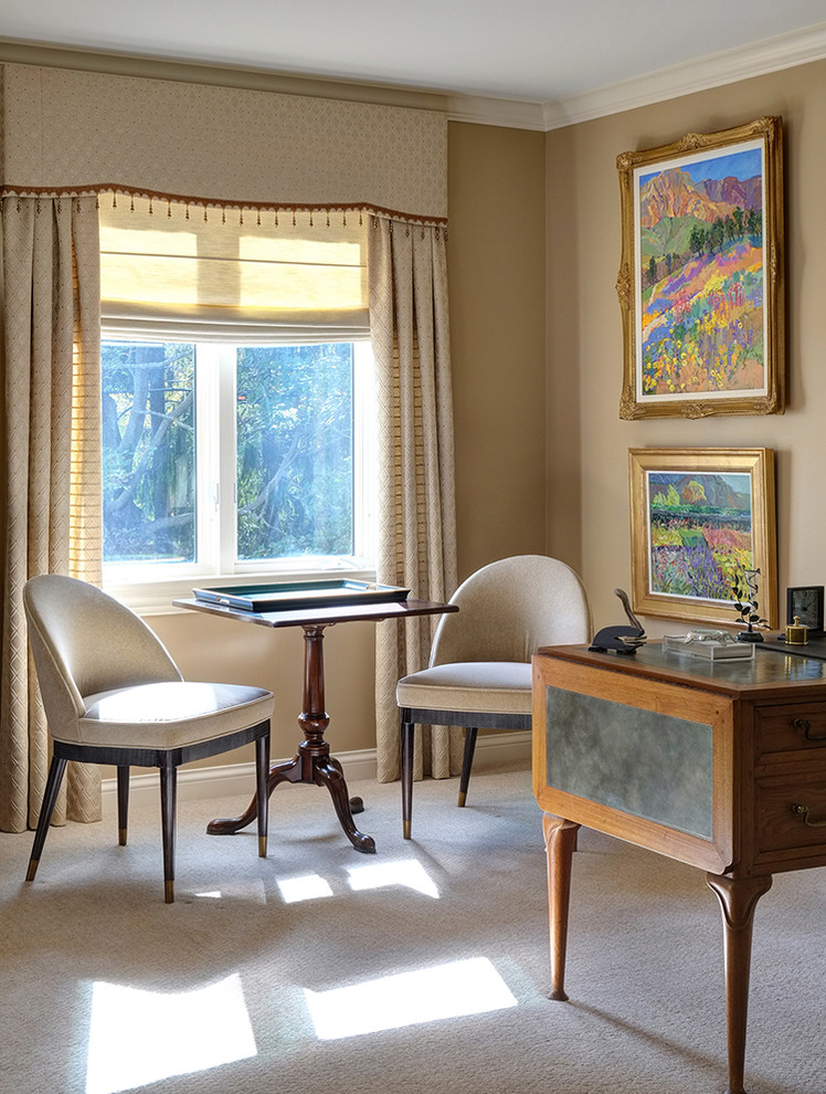 Idéer för ett klassiskt arbetsrum, med beige väggar, heltäckningsmatta och ett fristående skrivbord