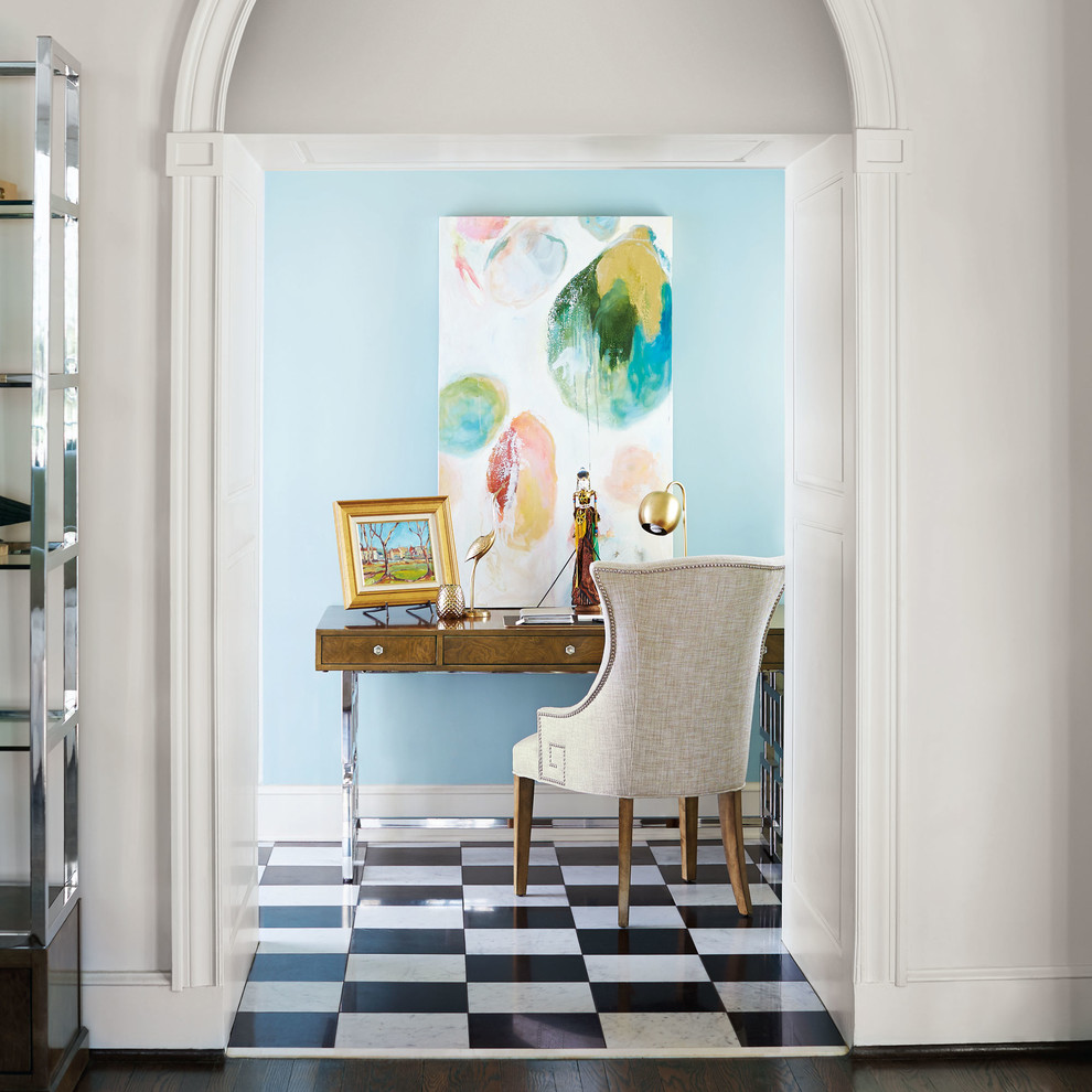 Ejemplo de despacho bohemio de tamaño medio sin chimenea con paredes azules, escritorio independiente, suelo de baldosas de porcelana y suelo multicolor