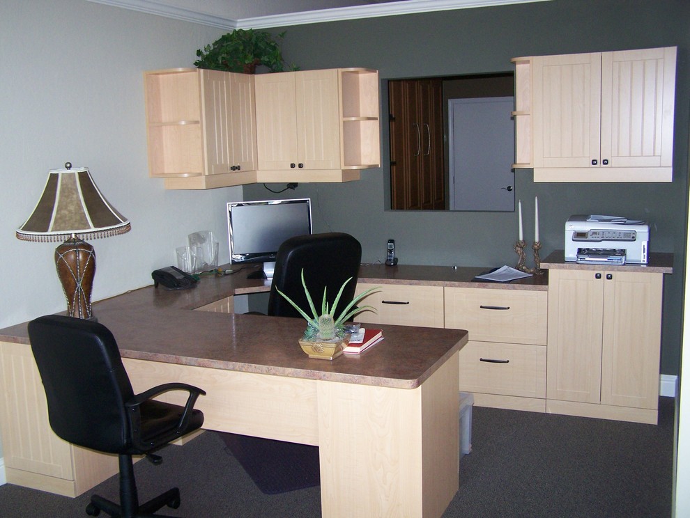 Immagine di un ufficio chic di medie dimensioni con pareti grigie, moquette, nessun camino, scrivania incassata e pavimento marrone