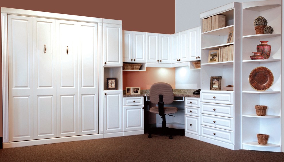 Imagen de despacho tradicional de tamaño medio sin chimenea con moqueta, escritorio empotrado, suelo marrón y paredes marrones