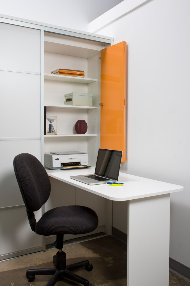 Réalisation d'un bureau design de taille moyenne avec un mur blanc, sol en béton ciré, aucune cheminée, un bureau intégré et un sol gris.