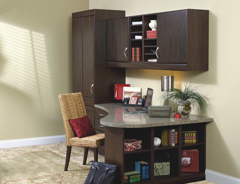 Cette photo montre un bureau chic de taille moyenne avec un mur beige, parquet clair, aucune cheminée, un bureau intégré et un sol beige.