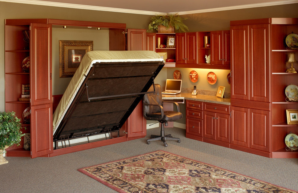 Imagen de despacho clásico de tamaño medio sin chimenea con paredes beige, moqueta, escritorio empotrado y suelo marrón