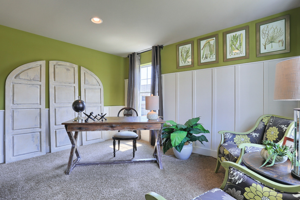 Источник вдохновения для домашнего уюта: рабочее место среднего размера в стиле кантри с зелеными стенами, ковровым покрытием и отдельно стоящим рабочим столом