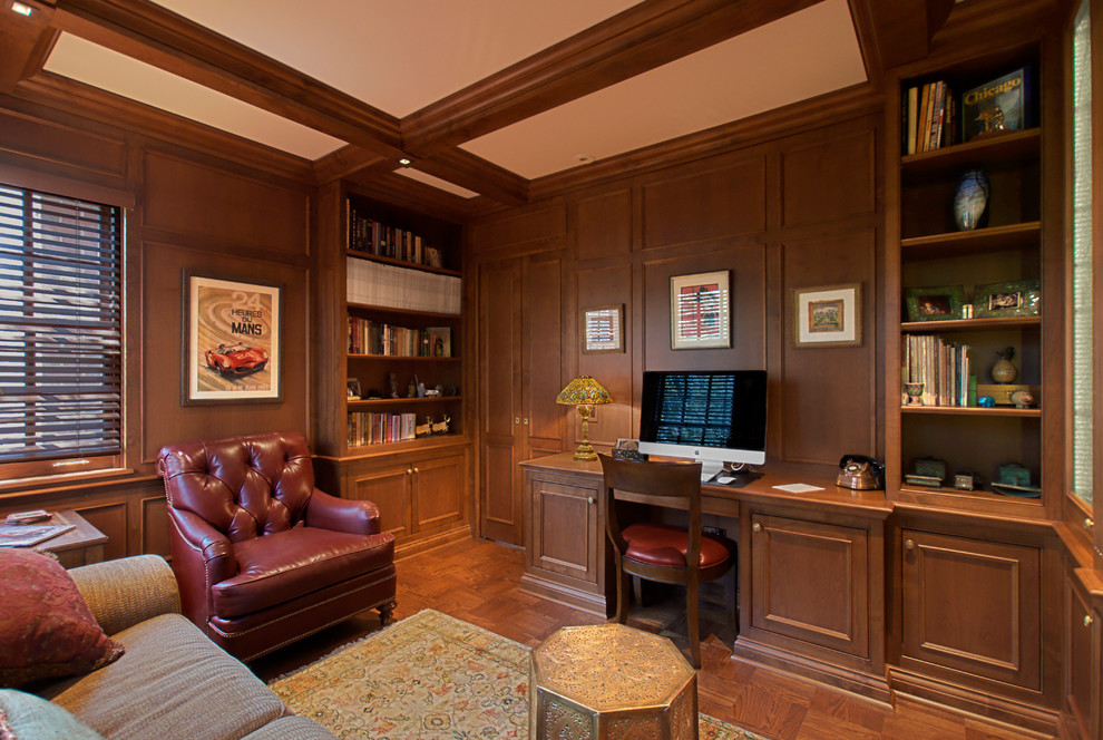 シカゴにあるラグジュアリーな広いトラディショナルスタイルのおしゃれな書斎 (造り付け机、茶色い壁、濃色無垢フローリング、茶色い床、格子天井、パネル壁、ベージュの天井) の写真