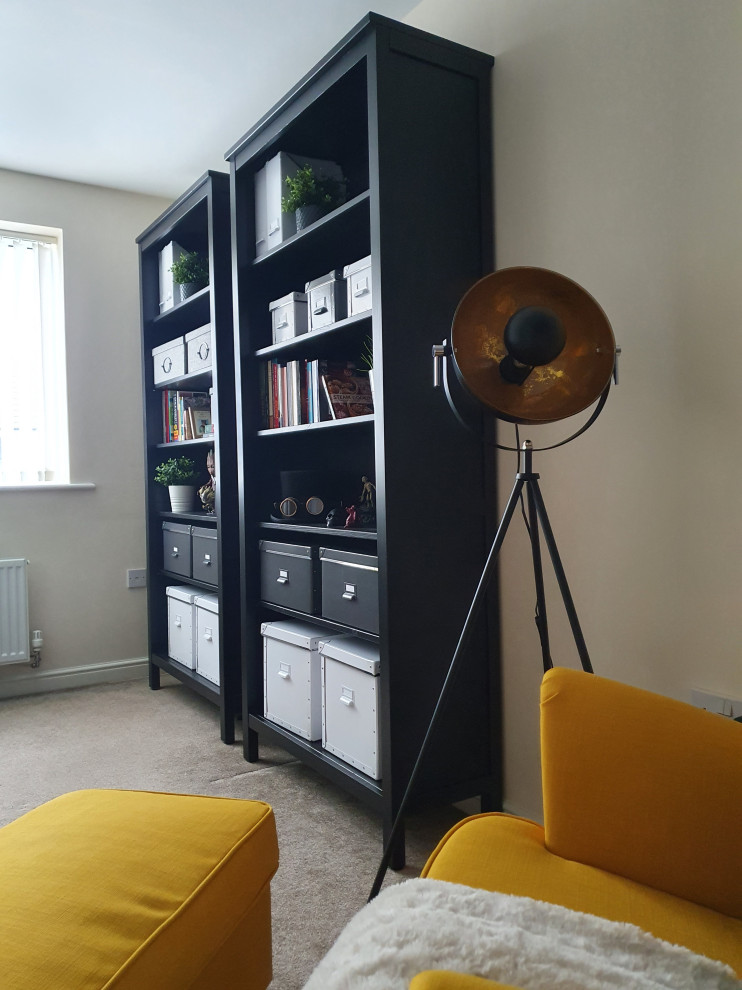 Modelo de despacho ecléctico de tamaño medio con paredes beige, moqueta, escritorio independiente, suelo beige y papel pintado