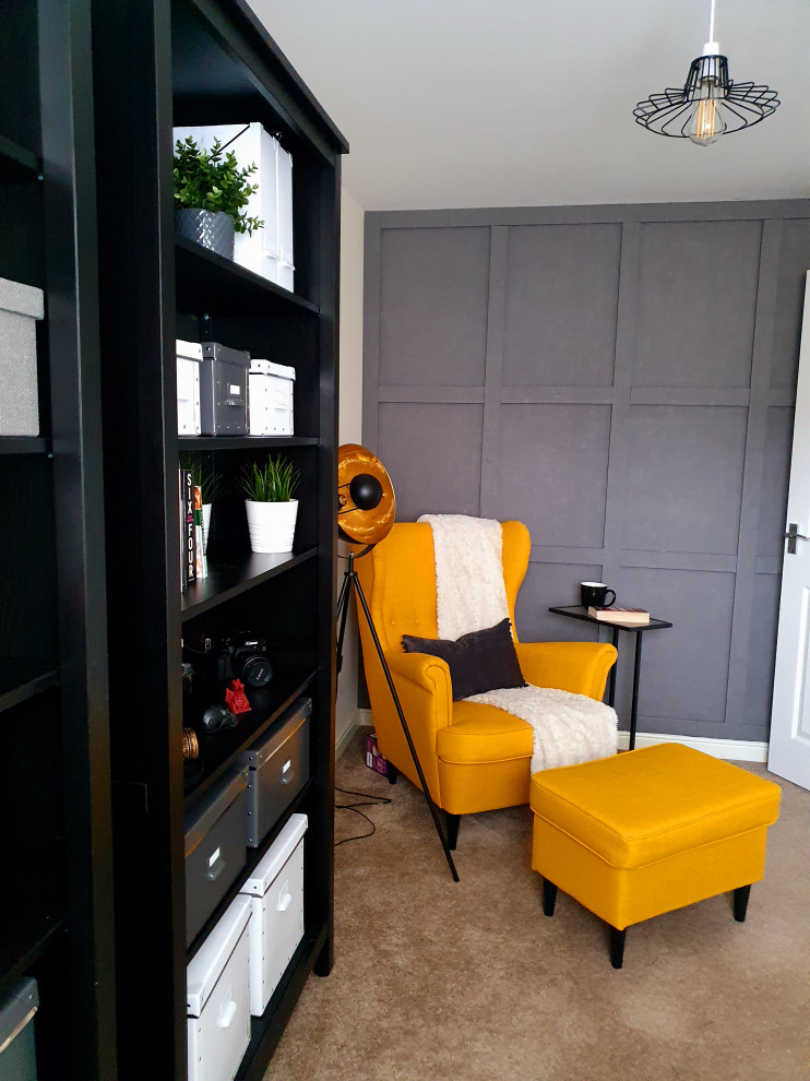 Foto di un ufficio eclettico di medie dimensioni con pareti grigie, moquette, scrivania autoportante, pavimento beige e pannellatura