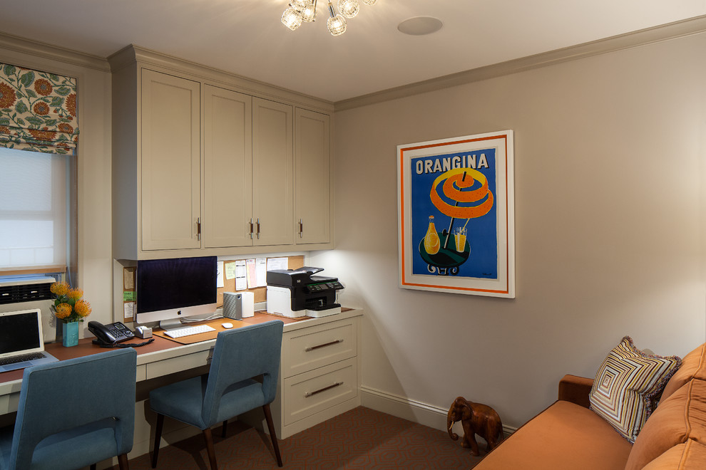 Exemple d'un bureau chic de taille moyenne avec un mur beige, moquette, aucune cheminée et un bureau intégré.