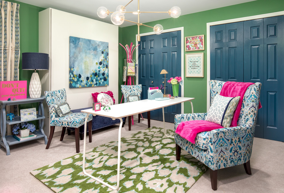 Mittelgroßes Klassisches Arbeitszimmer mit Studio, grüner Wandfarbe, Teppichboden und freistehendem Schreibtisch in Washington, D.C.