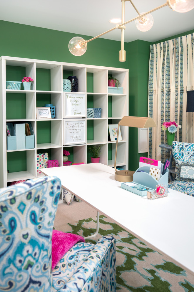 Aménagement d'un bureau classique de taille moyenne et de type studio avec un mur vert, moquette et un bureau indépendant.
